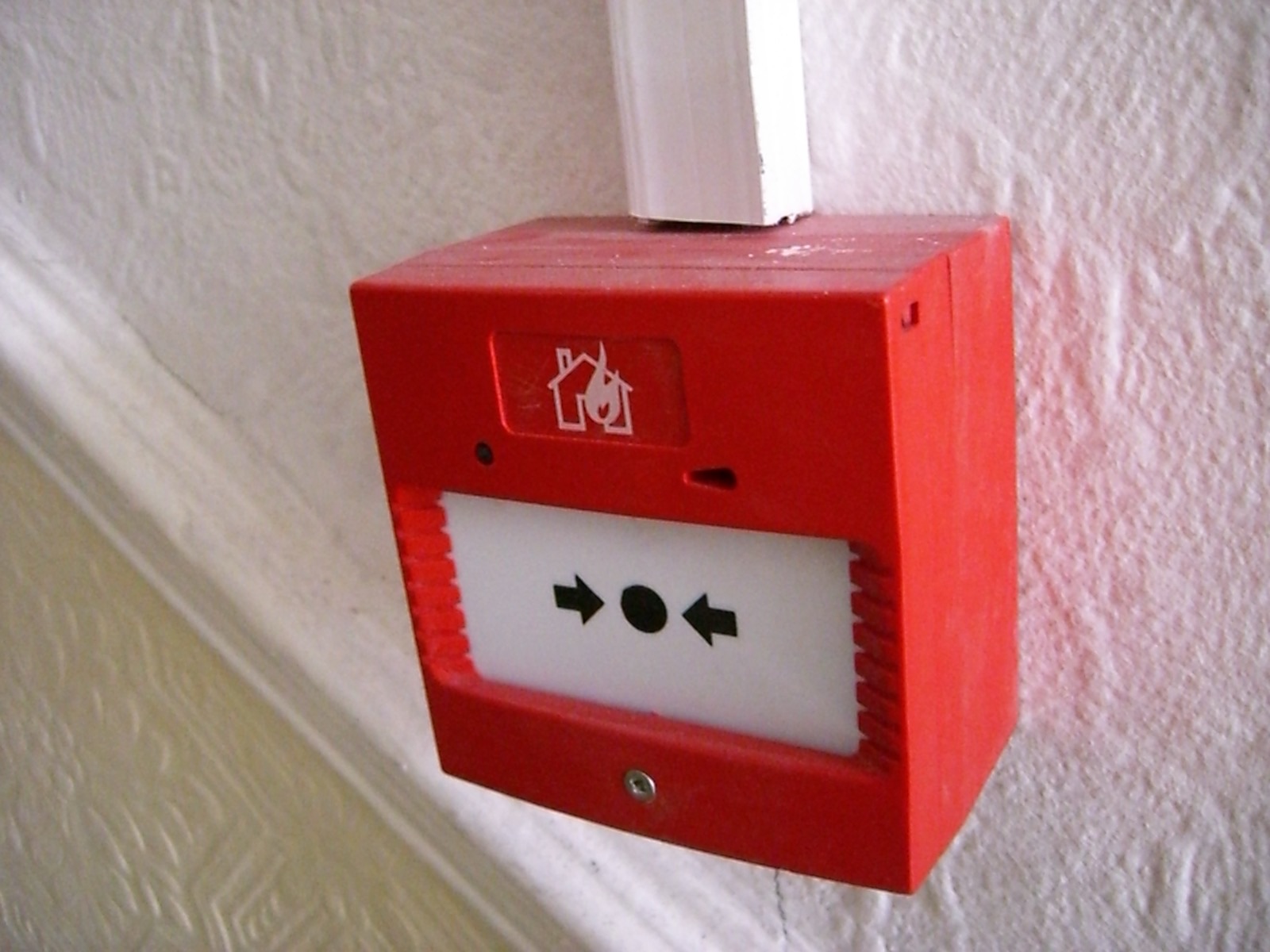 Buton manual de alarma incendiu montat pe perete